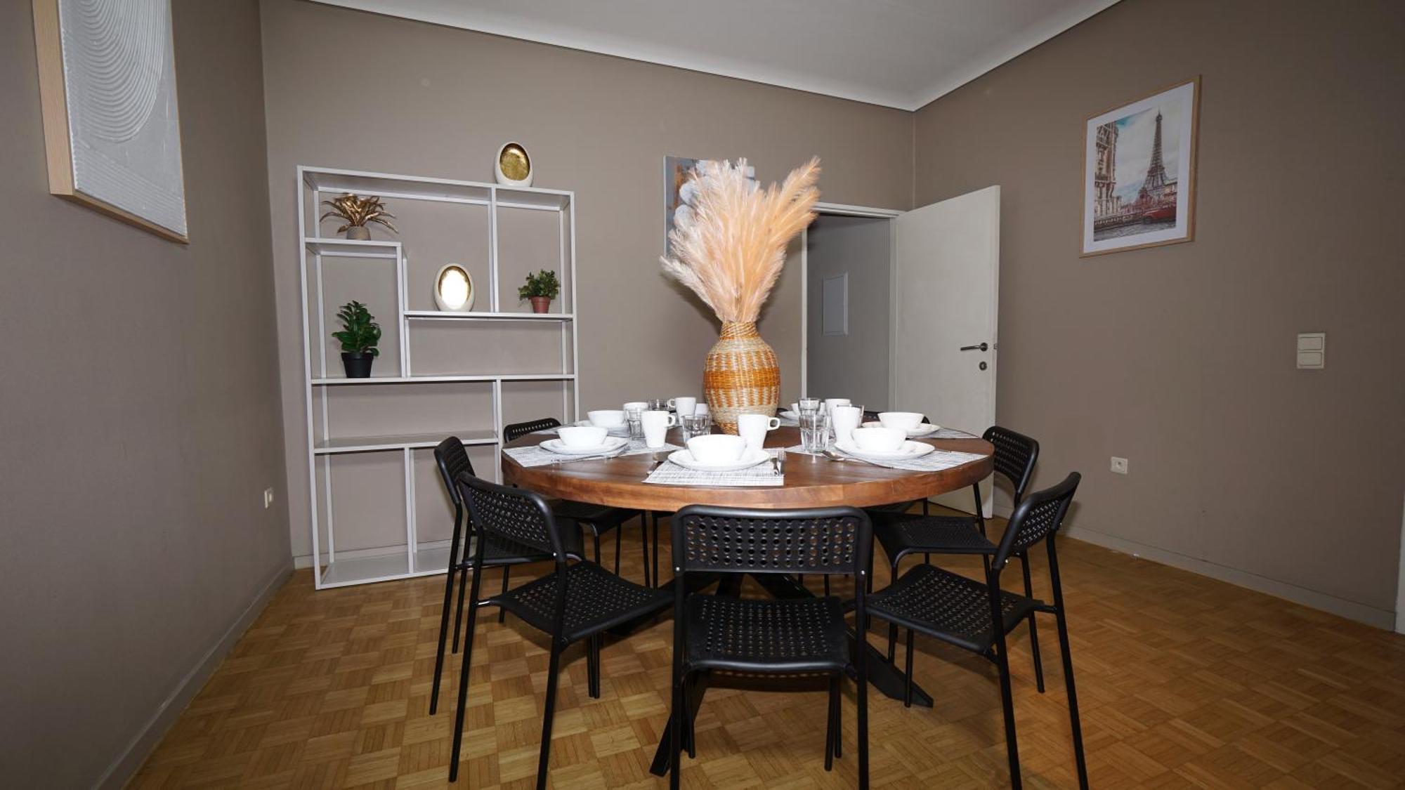 Simon Apartment *